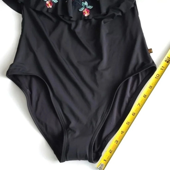 La Vie en Rose One Shoulder Ruffle Embroidered Flowers Black Bathing Suit Size M - Picture 10 of 11